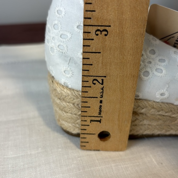 St. John's Bay Womens Reddy Slip-On Wedge Shoe in White Eyelet Size 5 - Picture 10 of 10